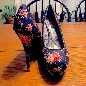 Dollhouse platform heels floral pattern NWOT